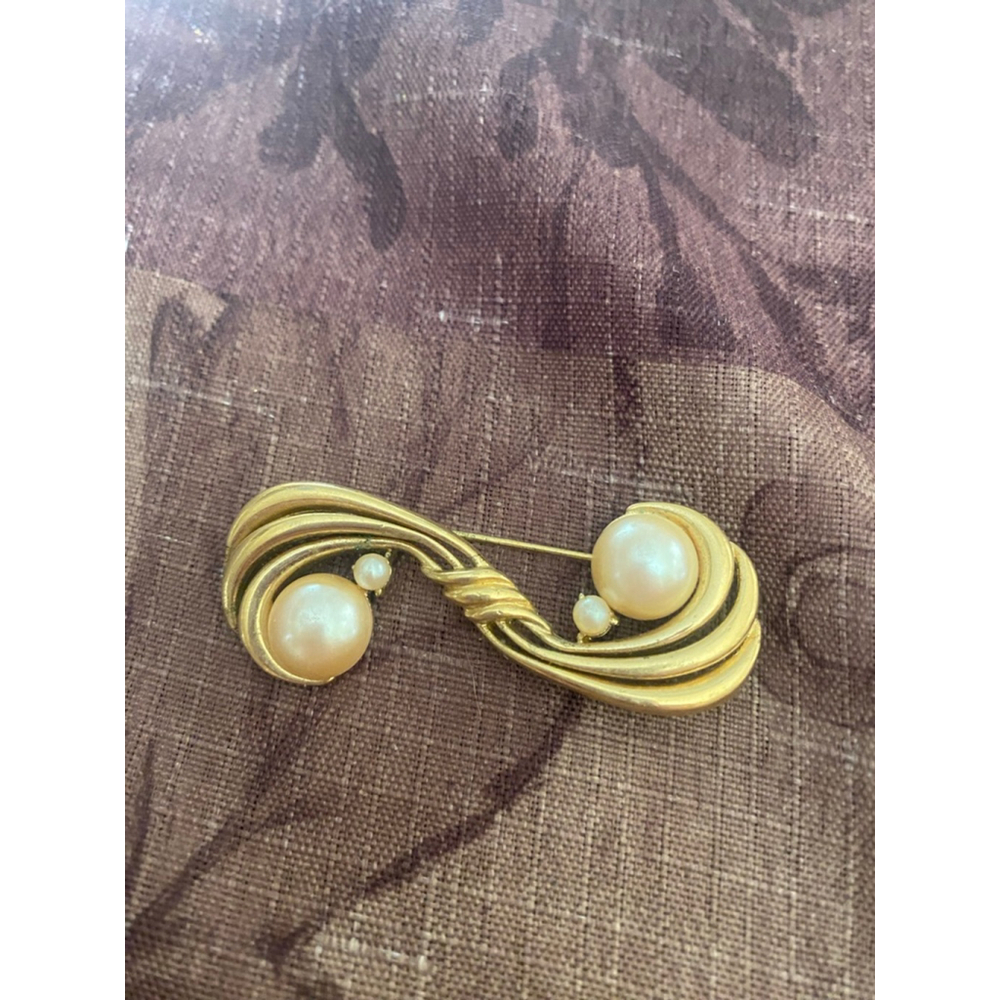 Women's Richelieu Gold Tone Pearl Brooch Pin